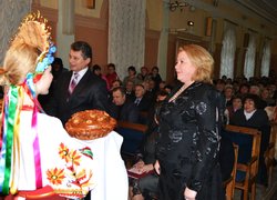 Дівчата в національних костюмах вручили ректору університету та гостям свята щедрі, запашні короваї